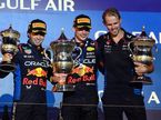 Макс Ферстаппен, Серхио Перес и Том Харт, инженер Red Bull Racing, на подиуме в Бахрейне, фото XPB