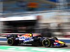 Макс Ферстаппен за рулём RB22 на трассе в Бахрейне, фото пресс-службы Red Bull Racing