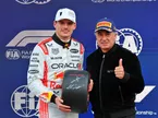 Жан Алези вручает Максу Ферстаппену приз за поул на Гран При Японии в 2025 году, фото XPB