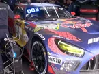 Mercedes команды Макса Ферстаппена в боксах на Нюрбургринге, стоп-кадр из видео трасляции гонки