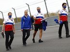 Никита Мазепин во время прогулки по трассе в Зандфорте с инженерами Haas F1, фото пресс-службы команды