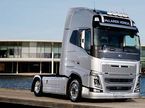 Тягач Volvo FH на фоне Технологического центра McLaren в Уокинге