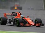 Фернандо Алонсо за рулём McLaren MCL32 на трассе в Монце