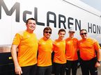 Ландо Норрис (в центре) вместе с руководителями и гонщиками McLaren - Эриком Булье, Стоффелем Вандорном, Фернандо Алонсо и Заком