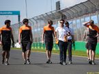 Ландо Норрис вместе с инженерами McLaren гуляет по трассе в Мельбурне