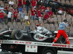 Машину Кими доставлют в боксы McLaren после схода в Нюрбургринге, 2005 год