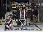 Механики Red Bull Racing работают над машиной
