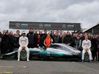 Команда Mercedes AMG на презентации новой машины W08