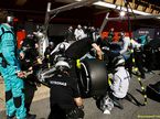 Механики Mercedes отрабатывают пит-стопы на тестах в Барселоне