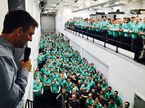 Джеймс Эллисон выступает перед коллективом базы Mercedes AMG в Брэкли