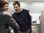 Тото Вольфф поздравляет мотористов с пробным пуском двигателя