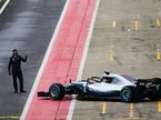 Новая машина Mercedes W09 выезжает из боксов в Сильверстоуне