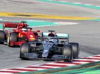 Машины Mercedes и Ferrari в третий день тестов на трассе в Барселоне
