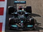 Mercedes W12 Льюиса Хэмилтона на трассе в Абу-Даби