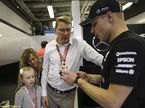 Мика Хаккинен с семейством и Валттери Боттас в боксах Mercedes в Абу-Даби