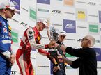 Мик Шумахер получает трофей за субботнюю победу на Нюрбургринге, слева - Роберт Шварцман, второй справа - Дэн Тиктум