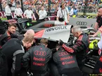 Механики Audi рассматривают силовую установку на машине Нико Хюлкенберга