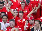 Ferrari празднует пятый титул Михаэля Шумахера, Маньи-Кур, 2002 год. В первом ряду справа - Лука ди Монтедземоло