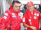 Михаэль Шумахер (справа) беседует с коллегами по Ferrari на Нюрбургринге