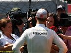 Михаэль общается с журналистами в паддоке Гран При Испании