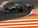Гонщики Mercedes GP на индийской трассе
