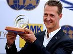 Михаэль Шумахер принимает награду на конференции FIA в Праге