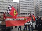Акция болельщиков Ferrari возле университетского госпиталя Гренобля