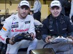 Дженсон Баттон и Кевин Магнуссен держат в руках тормозные суппорты Akebono