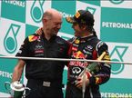 Эдриан Ньюи и Себастьян Феттель на подиуме Гран При Малайзии