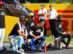 Ландо Норрис с другими гонщиками встает на колено (фото xpb)