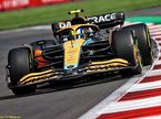 Ландо Норрис за рулём McLaren MCL36 на трассе в Мехико