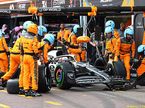 Ландо Норрис в боксах McLaren