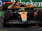 Ландо Норрис за рулём McLaren MCL60 на трассе в Венгрии