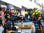 Гонщики McLaren поздравляют друг друга с успехов в квалификации, фото пресс-службы команды