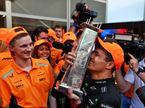Ландо Норрис вместе к командой радуется первой победе, фото XPB