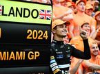 Ландо Норрис вместе с командой McLaren  празднуем свою первую победу в Ф1, фото XPB