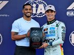 Ландо Норрис получает приз за победу в квалификации из рук американского актёра Рома Флинна, фото XPB