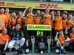 Ландо Норрис вместе с командой McLaren празднует победу в Мехико, фото XPB
