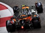 Ландо Норрис за рулём MCL39 на трассе в Абу-Даби, фото XPB