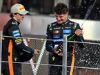 Оскар Пиастри и Ландо Норрис на подиуме в Абу-Даби, фото XPB