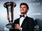 Ландо Норрис с чемпионским кубом в руках на гала-церемонии в Ташкенте, фото FIA