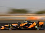 Ландо Норрис за рулём MCL40 на трассе в Бахрейне, фото пресс-службы McLaren