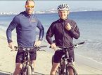 Нико Росберг на велотренировке вместе с Даниэлем, его тренером и физиотерапевтом