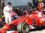 Льюис Хэмилтон осматривает машину Ferrari после квалификации в Китае