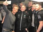 Нико Росберг фотографируется в боксах Mercedes с сотрудниками команды на тестах в Барселоне