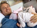 Нико Росберг с новорождённой дочкаой Найлой 