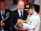 Нико Росберг принимает приз за победу в Гран При Монако'2015 из рук Князя Альбера, фото XPB