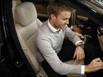 Нико Росберг ставит автограф на торпедо новенького Mercedes S-Класса