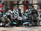 Механики Mercedes GP проводия пит-стоп Нико Росберга