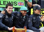 Нико Росберг, Льюис Хэмилтон и Тото Вольфф после победного дубля Mercedes в Китае